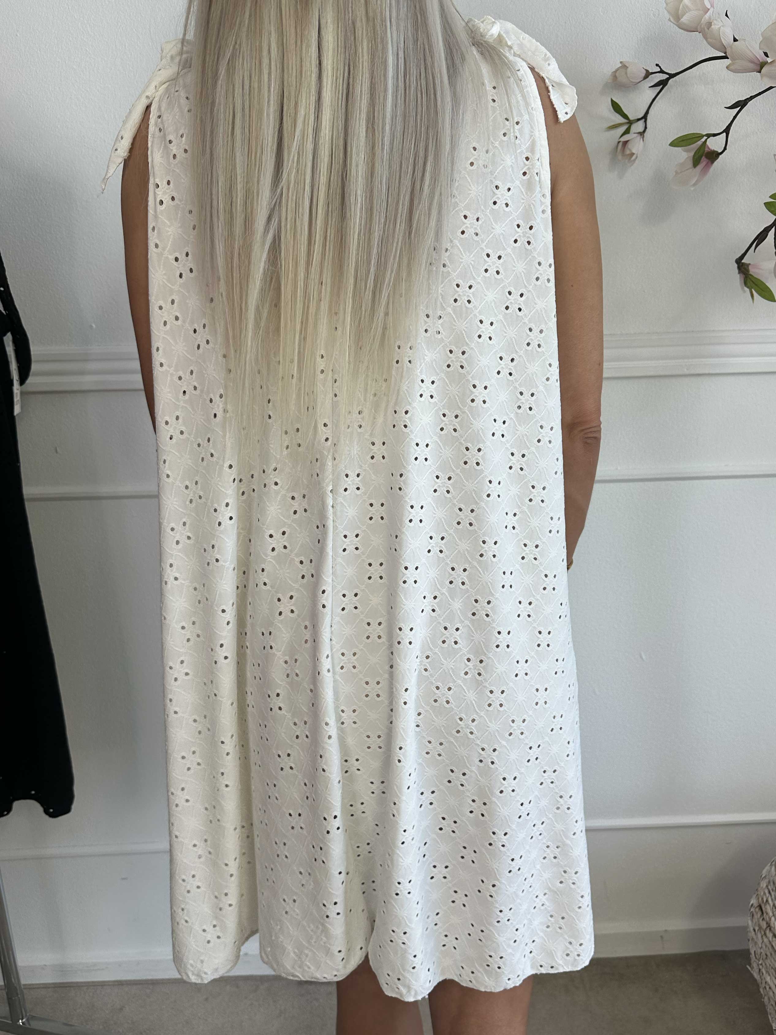 Likas - Blød og elastisk stropkjole med broderie anglaise